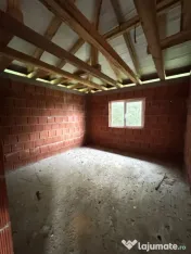 Casă la roșu, 132 mp utili, 5,6 ari, zonă liniștită –