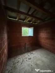 Casă la roșu, 132 mp utili, 5,6 ari, zonă liniștită –
