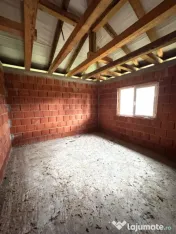 Casă la roșu, 132 mp utili, 5,6 ari, zonă liniștită –