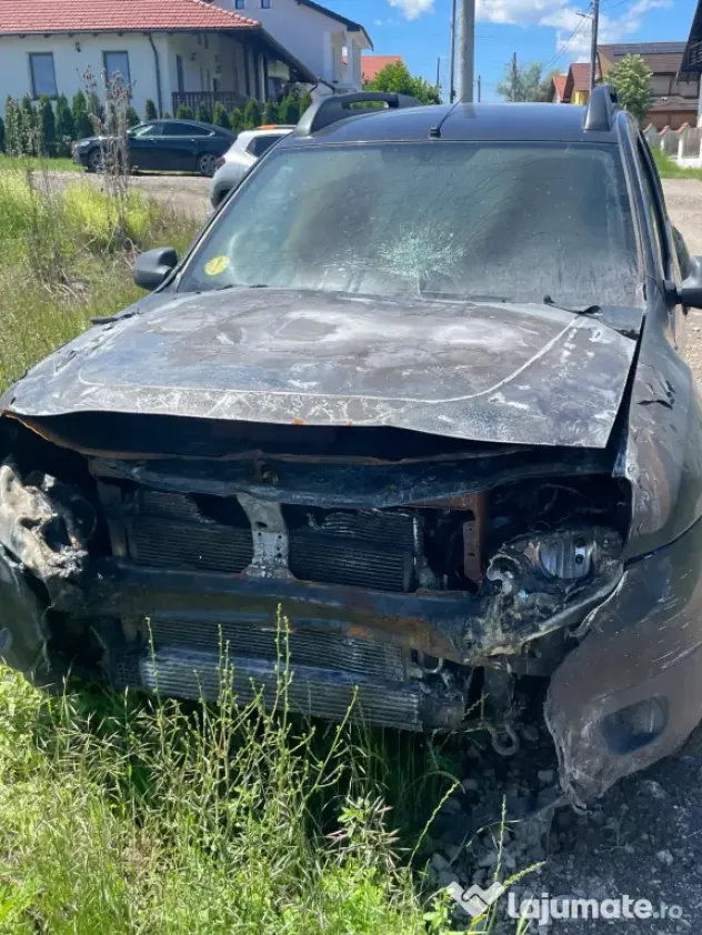 Vand daster4x4 incendiat la motor,utilizabil/dezmembrez/1400 EURO