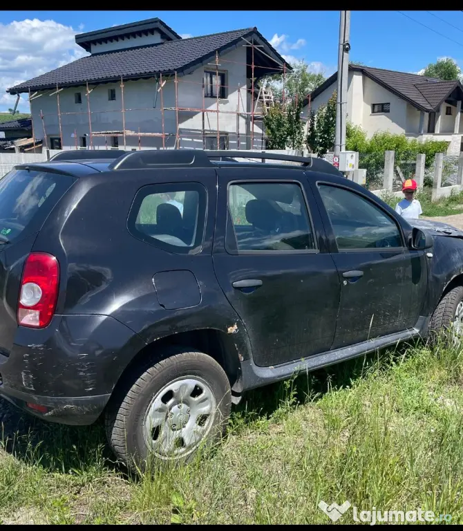Vand daster4x4 incendiat la motor,utilizabil/dezmembrez/1400 EURO