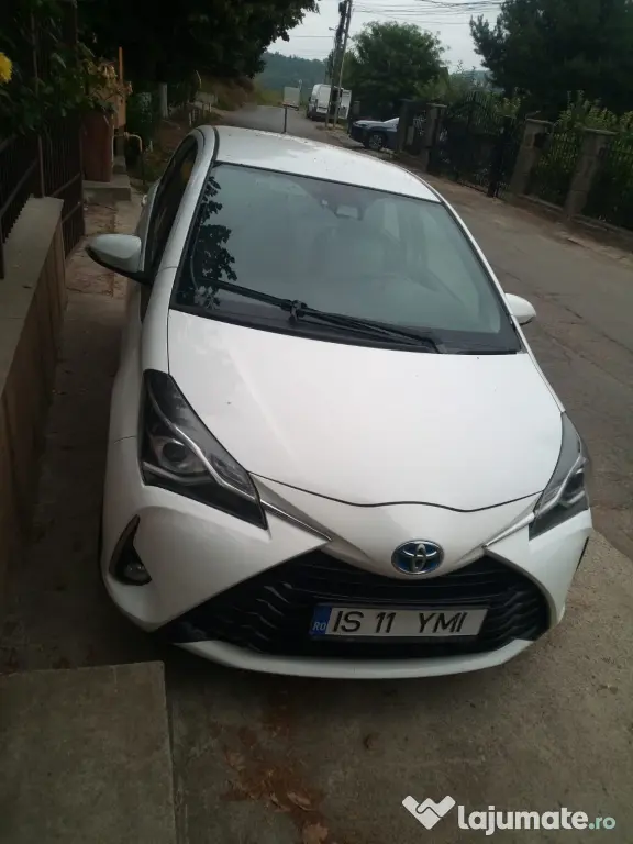 Vând Toyota Yaris Hybrid,
