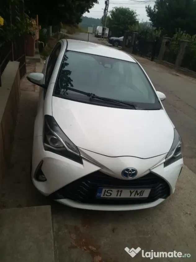 Vând Toyota Yaris Hybrid,