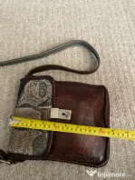 Geanta crossbody din piele de sarpe.