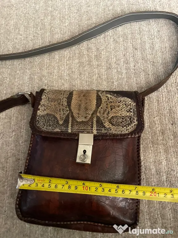 Geanta crossbody din piele de sarpe.