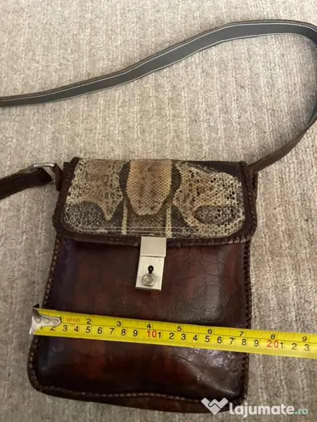 Geanta crossbody din piele de sarpe.