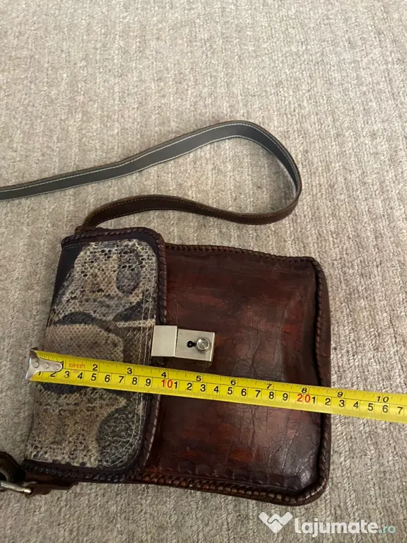 Geanta crossbody din piele de sarpe.