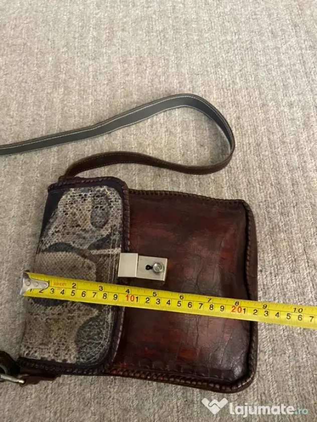 Geanta crossbody din piele de sarpe.