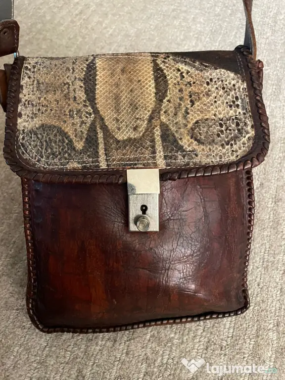 Geanta crossbody din piele de sarpe.