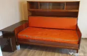 pat cu vitrină și ladă de o persoana