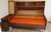 pat cu vitrină și ladă de o persoana
