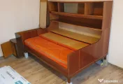 pat cu vitrină și ladă de o persoana
