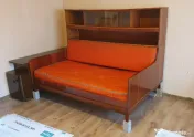 pat cu vitrină și ladă de o persoana