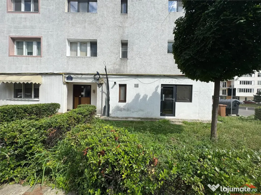 Sp comercial 36 mp, stradal, zona Sud