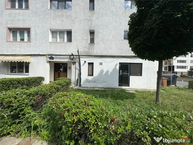 Sp comercial 36 mp, stradal, zona Sud