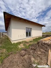 Duplex pe parter, 3 camere, toate utilitatile.