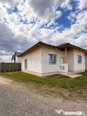 Duplex pe parter, 3 camere, toate utilitatile.