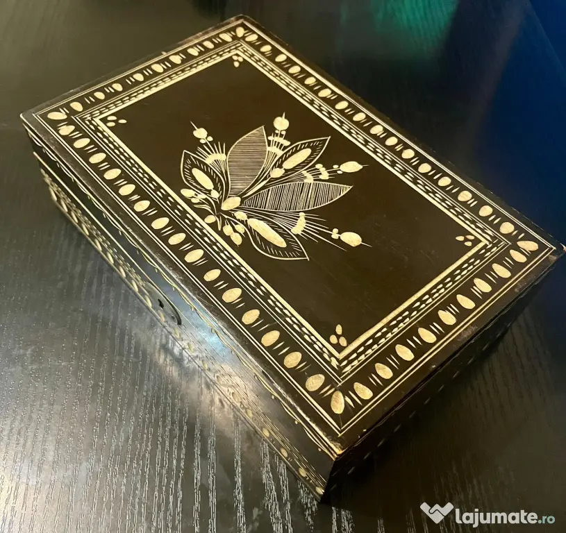 Casetă bijuterii vintage din lemn sculptat manual – Model tradițional 24x15x7 cm