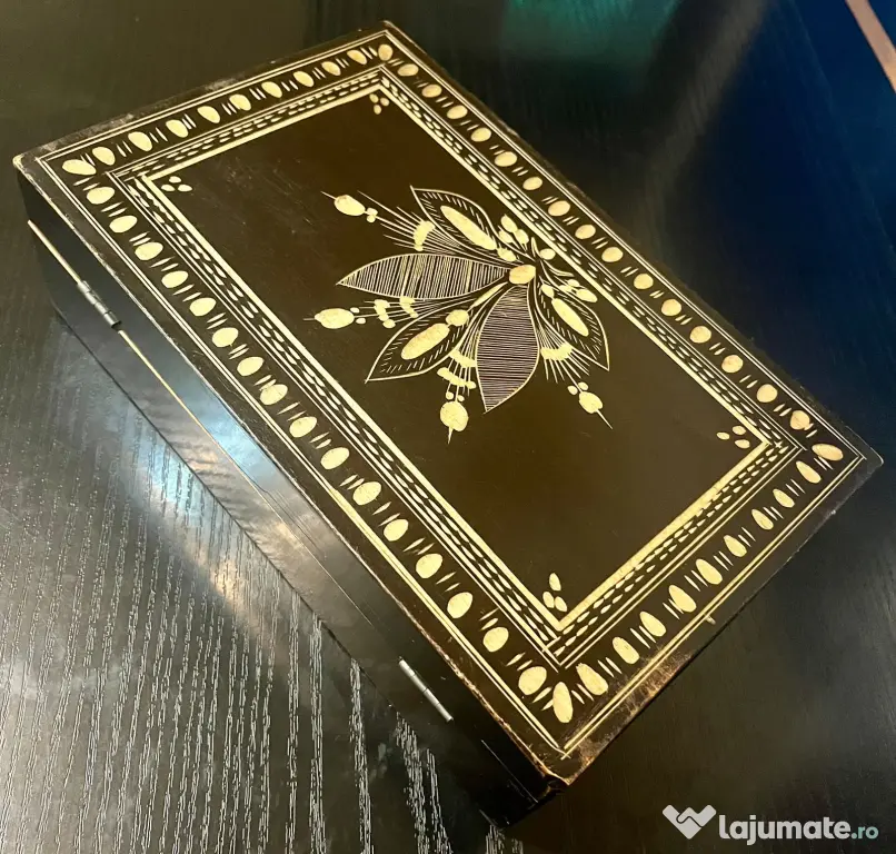 Casetă bijuterii vintage din lemn sculptat manual – Model tradițional 24x15x7 cm