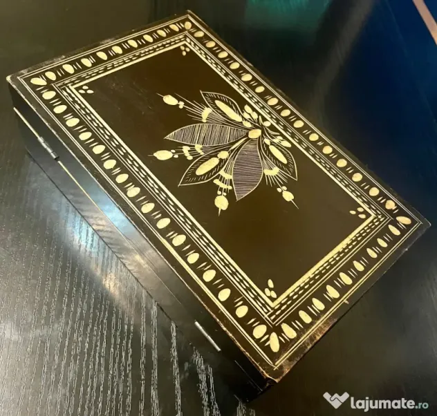 Casetă bijuterii vintage din lemn sculptat manual – Model tradițional 24x15x7 cm