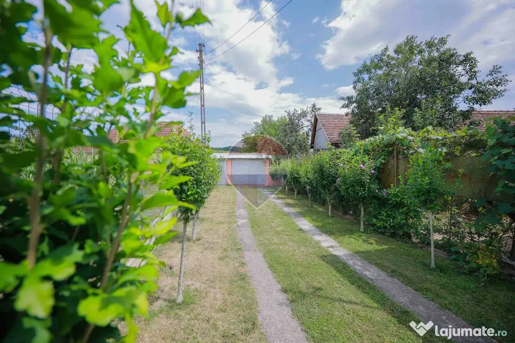 Casă cu 3 camere, complet renovată, teren 8.788 mp, For...