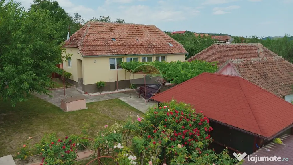 Casă cu 3 camere, complet renovată, teren 8.788 mp, For...
