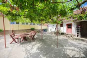 Casă cu 3 camere, complet renovată, teren 8.788 mp, For...