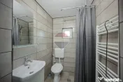 Casă cu 3 camere, complet renovată, teren 8.788 mp, For...