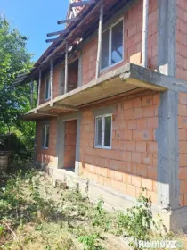 Casa la rosu, Sat Urzicuta