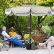 Outsunny Umbrelă de Grădină Inclinabilă 2.7x2.7 m cu Manivelă, Umbrelă Rotundă de Exterior cu 8 Spițe, din Metal și Poliester, pentru Curte sau Balcon, UV 30+, Gri Deschis | Aosom Romania 