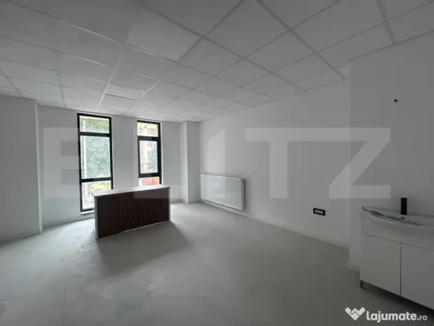 Spatiu comercial, 439 mp, pretabil clinica medicala, vad str