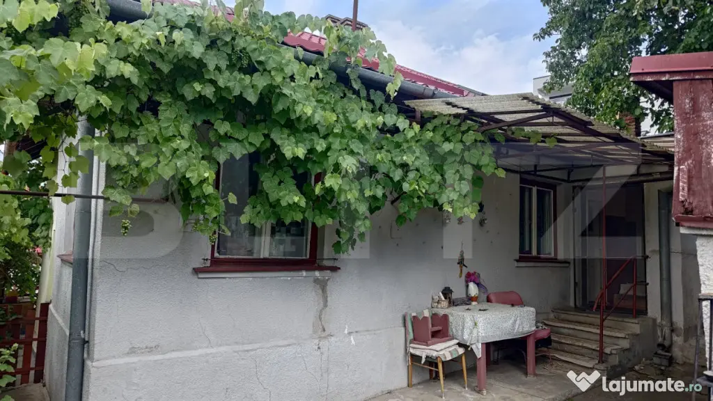 Investiție !Teren intravilan 305 mp, front 13m, cu casa dem