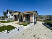 Vand casa moderna - singur in curte - Corunca