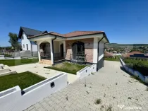 Vand casa moderna, singur in curte, Corunca, zona Penny