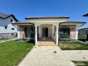 Vand casa moderna - singur in curte - Corunca