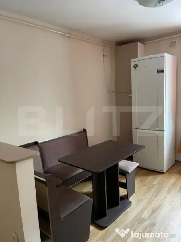 Apartament cu 2 camere, decomandat, loc de parcare – Zona