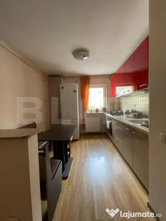 Apartament cu 2 camere, decomandat, loc de parcare – Zona