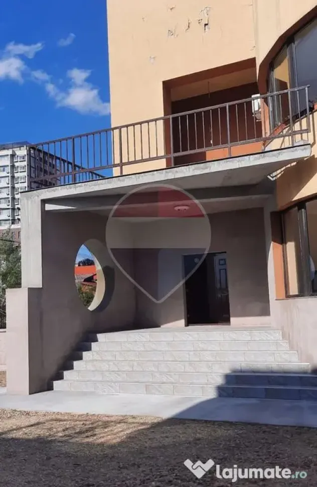 Casă / Vilă cu 12 camere de vânzare | Fundeni, Sector 2