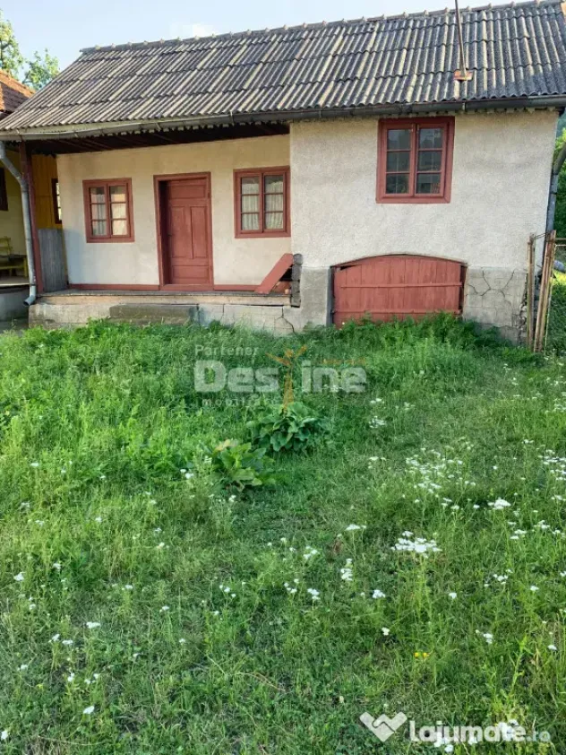Gospodărie completă cu 2.793 mp teren și multiple anexe,