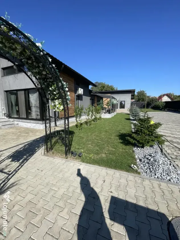 Două case una lângă cealaltă în Miroslava, Ciurbesti