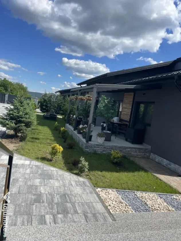 Două case una lângă cealaltă în Miroslava, Ciurbesti