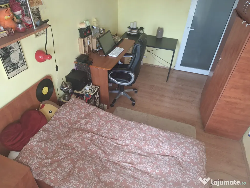 - Apartament 3 camere Calarasi 4, etaj 3. Suprafata 72mp.