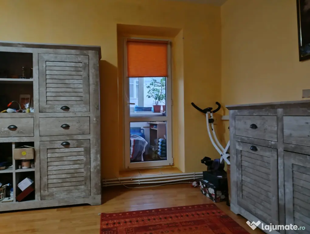 - Apartament 3 camere Calarasi 4, etaj 3. Suprafata 72mp.