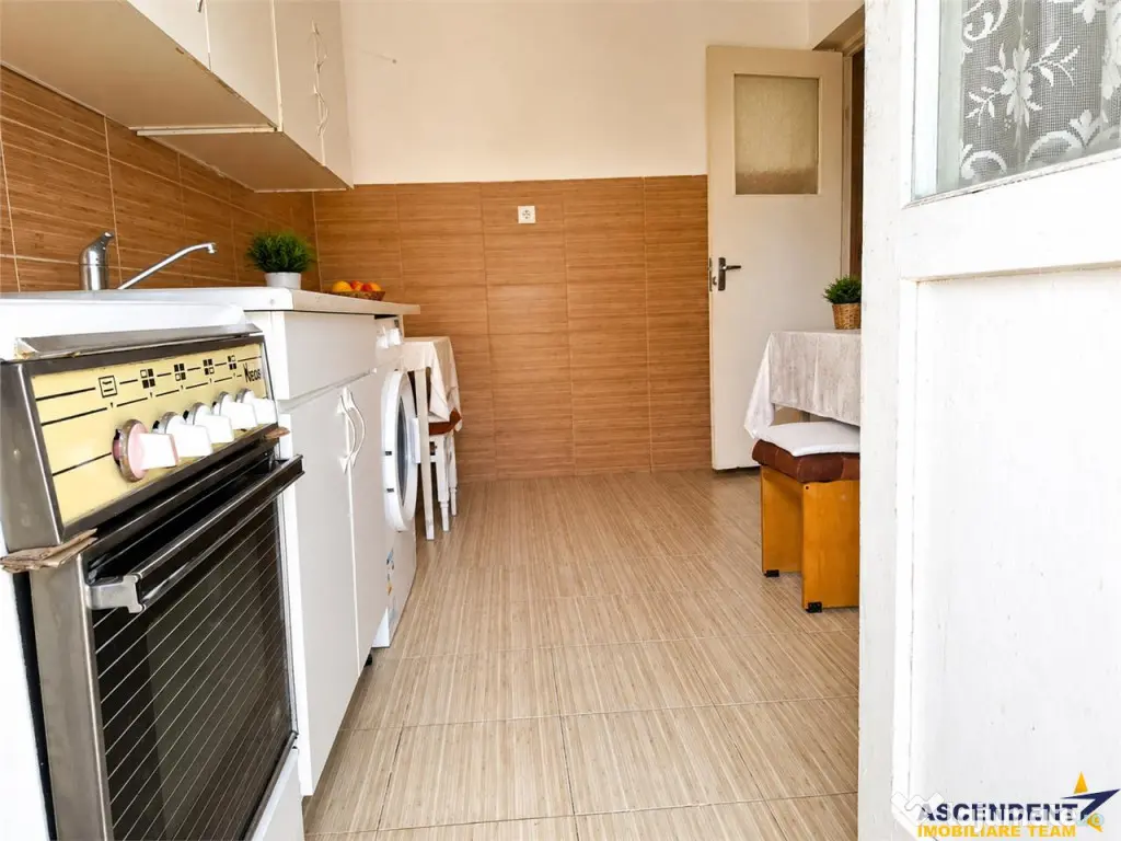Drumul Poienii .LIvada Postei: 3 camere decomandate,2 balcoa