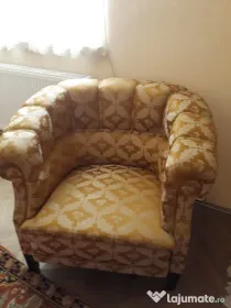 Set mobilier clasic (canapea și două fotolii) din mătase și lemn – Piese vintage