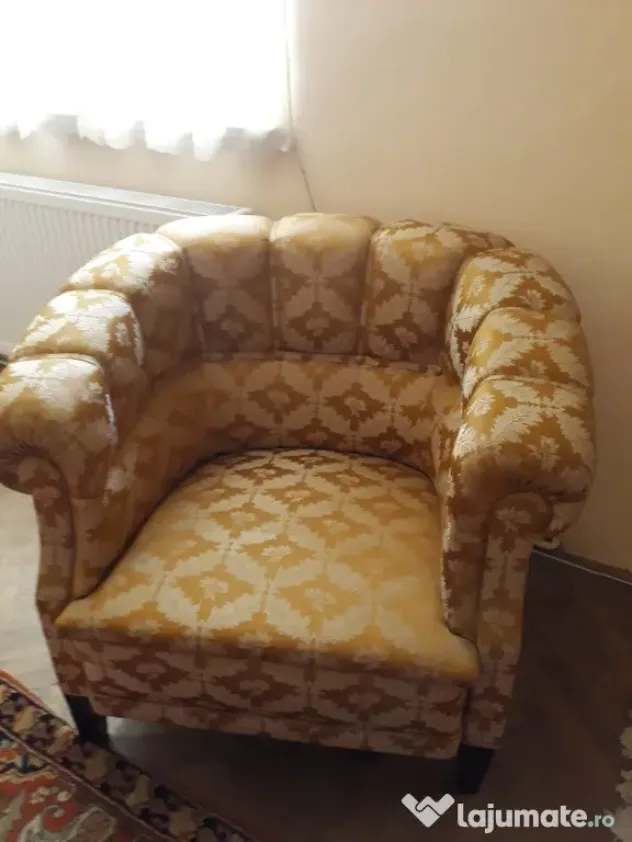 Set mobilier clasic (canapea și două fotolii) din mătase și lemn – Piese vintage