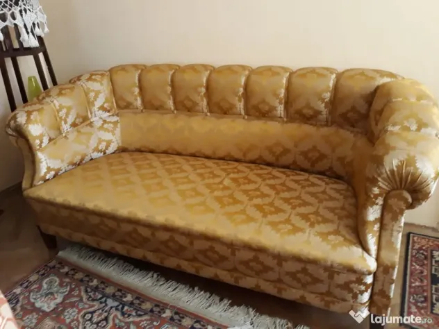 Set mobilier clasic (canapea și două fotolii) din mătase și lemn – Piese vintage