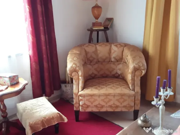 Set mobilier clasic (canapea și două fotolii) din mătase și lemn – Piese vintage