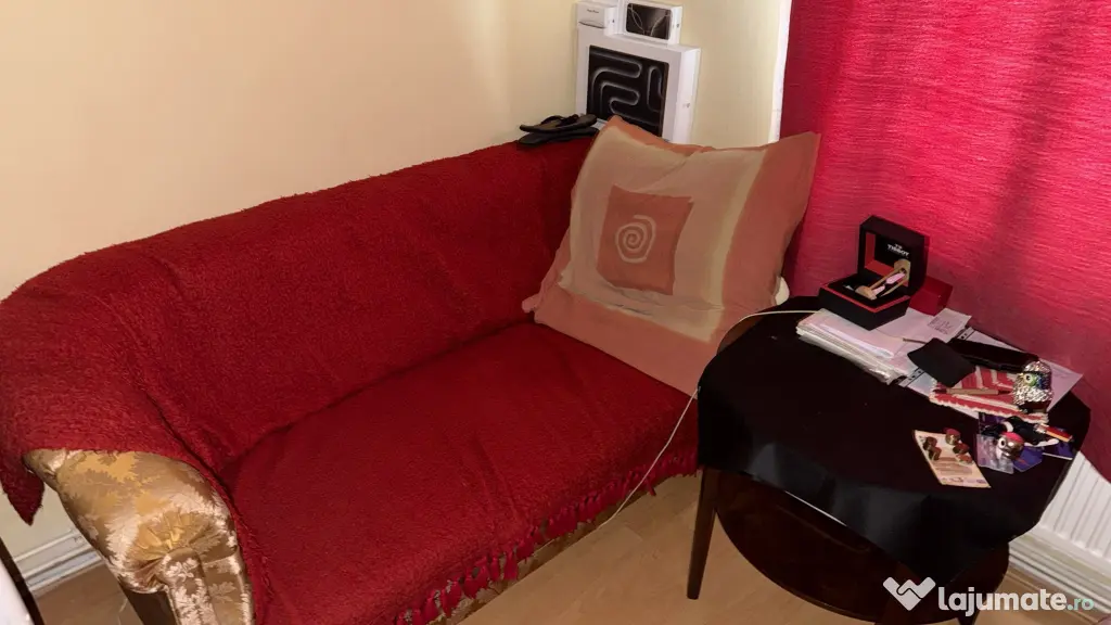 Set mobilier clasic (canapea și două fotolii) din mătase și lemn – Piese vintage