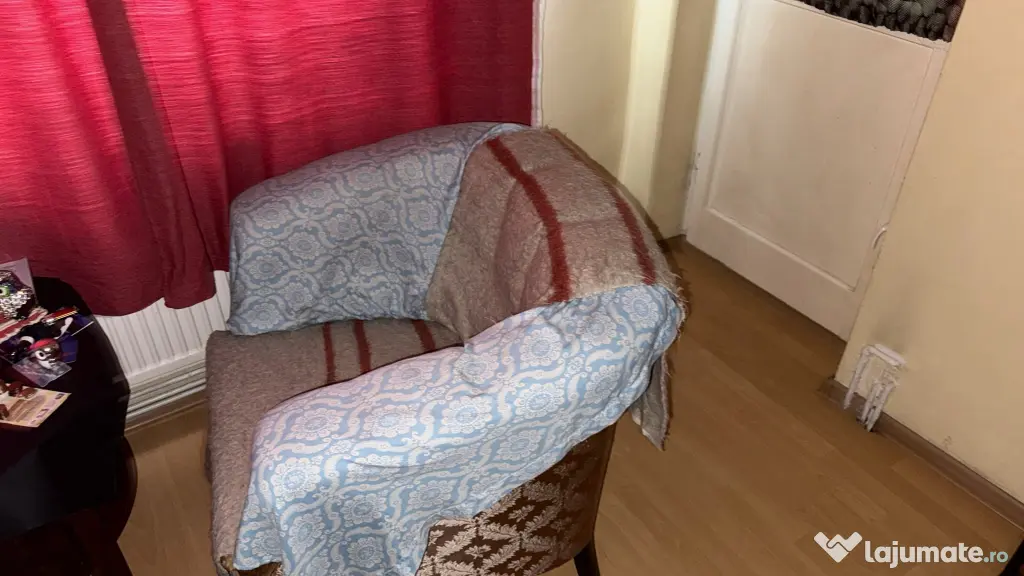 Set mobilier clasic (canapea și două fotolii) din mătase și lemn – Piese vintage